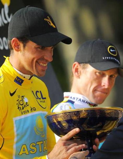 Tour 2009, Contador sul podio di Parigi insieme a Lance Armstrong terzo, risultato poi annullato. Afp